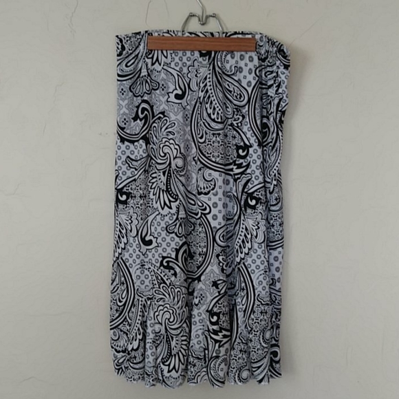 SJS Dresses & Skirts - Black and white paisley mid length skirt